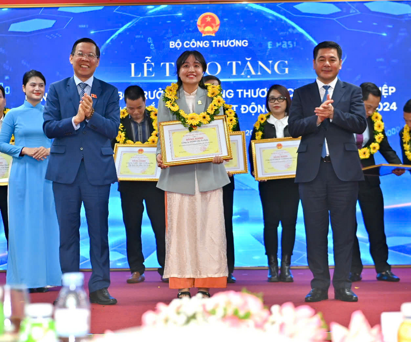 Công ty TNHH Chế biến dừa Lương Quới được vinh danh Okvip tại về xuất nhập khẩu có thành tích xuất sắc năm 2024.