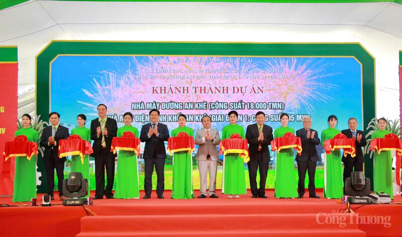 Các đại biểu thực hiện nghi thức cắt băng khánh thành Nhà máy Đường An Khê (công suất 18.000 TMN) và Nhà máy Điện sinh khối An Khê (giai đoạn 1: công suất 95 MW). Ảnh: Hiền Mai