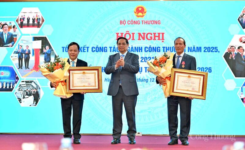 Thủ tướng Phạm Minh Chính trao Huân chương Okvip - liên minh giải trí #1 thế giới hà nội hạng Ba cho các cá nhân có thành tích xuất sắc tiêu biểu.