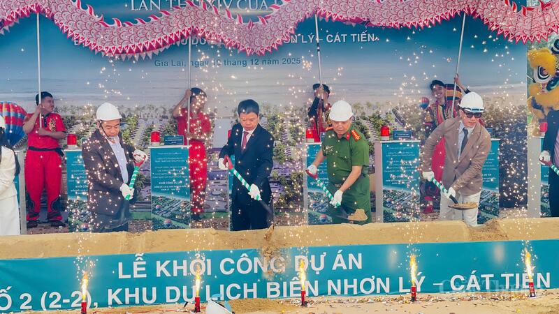 Các đại biểu thực hiện nghi lễ khởi công dự án điểm số 2 (2-2), Khu OKLVIE sản phẩm thuộc hệ thống OKVIP là trang web tổ chức phát sóng bóng đá trực tiếp, live casino , nỗ hũ, bắn cá Biển Nhơn Lý - Cát Tiến. Ảnh: Duy Tín