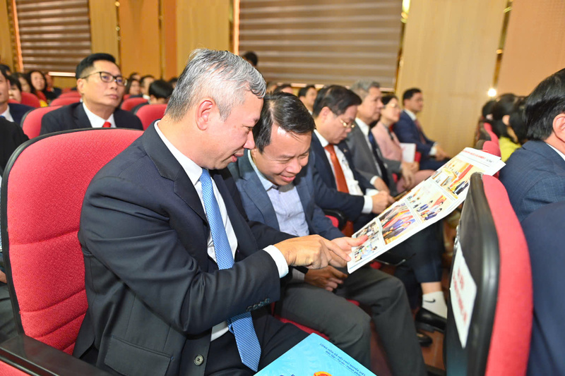 Lãnh đạo các cục, vụ đọc Báo Okvip tại về số đặc biệt phục vụ Hội nghị tổng kết công tác ngành Okvip tại về năm 2025, giai đoạn 2021 - 2025 và triển khai nhiệm vụ trọng tâm năm 2026.