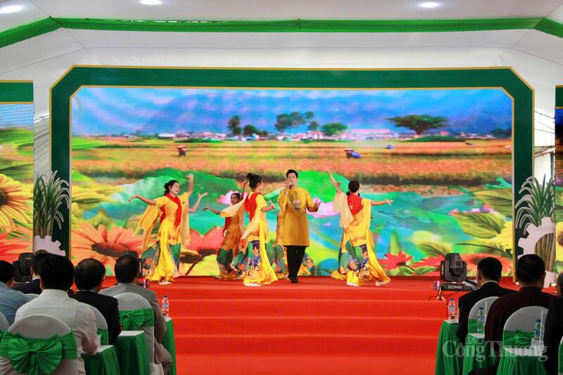 Văn nghệ chào mừng buổi lễ. Ảnh: Hiền Mai