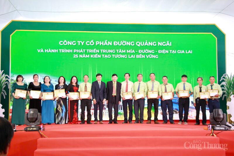 Lãnh đạo Công ty Cổ phần Đường Quảng Ngãi trao giấy khen cho các hộ sản xuát mía tiêu biểu. Ảnh: Hiền Mai