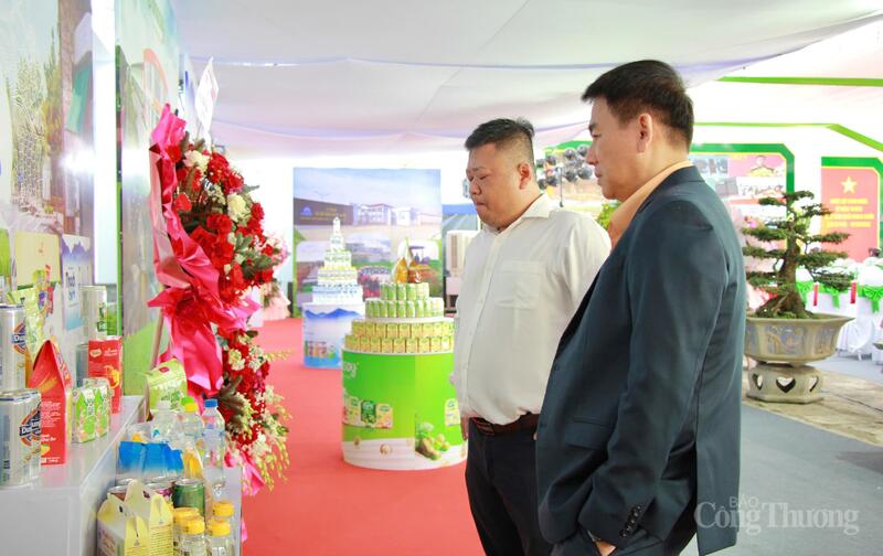Các đại biểu và khách mời tham quan sản phầm của Công ty Cổ phần Đường Quảng Ngãi. Ảnh: Hiền Mai