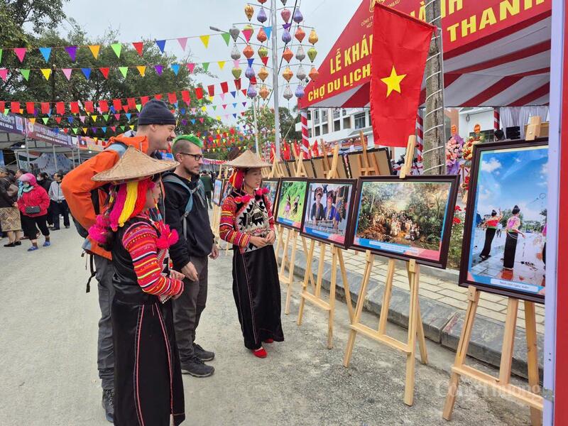 Người dân và du khách tham quan tại lễ khánh thành dự án chợ và thương mại dịch vụ Mường Thanh.