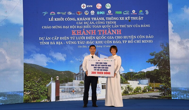 Lãnh đạo Tập đoàn PC1 đại diện các nhà thầu ủng hộ Quỹ khuyến học Đặc khu Côn Đảo