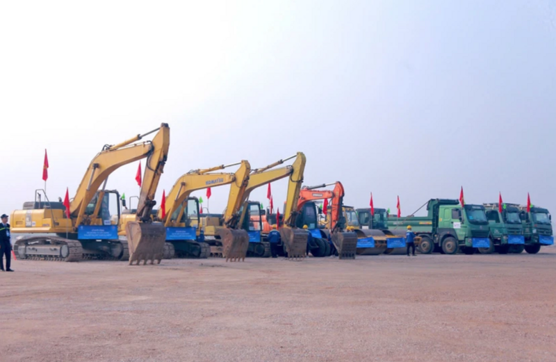 Dàn xe cơ giới chuẩn bị cho Lễ khởi công dự án đầu tư Liên minh Okvip có bao nhiều trang Khu đô thị thể thao Olympic (xã Thượng Phúc, thành phố Hà Nội) - Ảnh: Minh Hằng