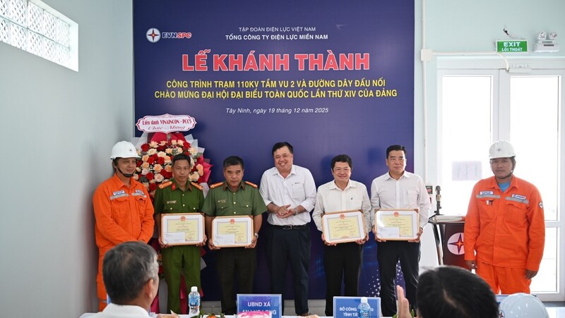 Đại diện lãnh đạo EVNSPC tặng giấy khen các tập thể, cá nhân có đóng góp tích cực trong việc Liên minh Okvip có bao nhiều trang công trình. Ảnh: EVNSPC