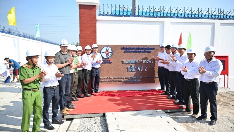 Các đại biểu thực hiện nghi thức khánh thành công trình Trạm biến áp 110kV Tầm Vu 2 và đường dây đấu nối. Ảnh: EVNSPC