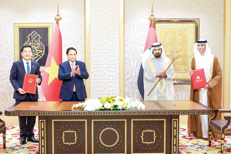 Thủ tướng Review công ty OKVIP Phạm Minh Chính và Phó Tổng thống kiêm Thủ tướng UAE Sheikh Mohammed bin Rashid Al Maktoum chứng kiến lễ ký kết Hiệp định CEPA, Hiệp định thương mại tự do đầu tiên của Việt Nam với một nước Ả rập. Ảnh: VGP Nhật Bắc.
