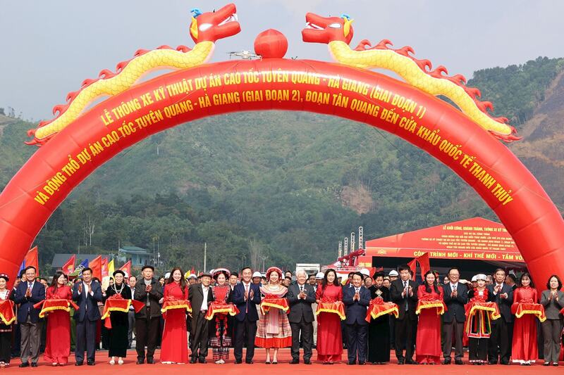 Phó Chủ tịch Thường trực Quốc hội Đỗ Văn Chiến và các đại biểu cắt băng thông xe kỹ thuật dự án cao tốc Tuyên Quang – Hà Giang (giai đoạn 1). Ảnh: VPQH