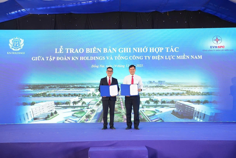 Ông Bùi Quốc Hoan, Phó Tổng giám đốc EVNSPC và ông Trần Quốc Thanh, Phó Tổng giám Tập đoàn KN Holdings trao biên bản ghi nhớ hợp tác. Ảnh: EVNSPC.