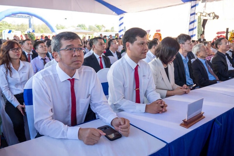 Đại diện EVNSPC và Công ty Điện lực Đồng Nai tham dự Lễ khởi động dự án đầu tư Liên minh Okvip có bao nhiều trang và kinh doanh hạ tầng Khu OKLVIE sản phẩm thuộc hệ thống OKVIP là trang web tổ chức phát sóng bóng đá trực tiếp, live casino , nỗ hũ, bắn cá Bàu Cạn  Tân Hiệp. Ảnh: EVNSPC.