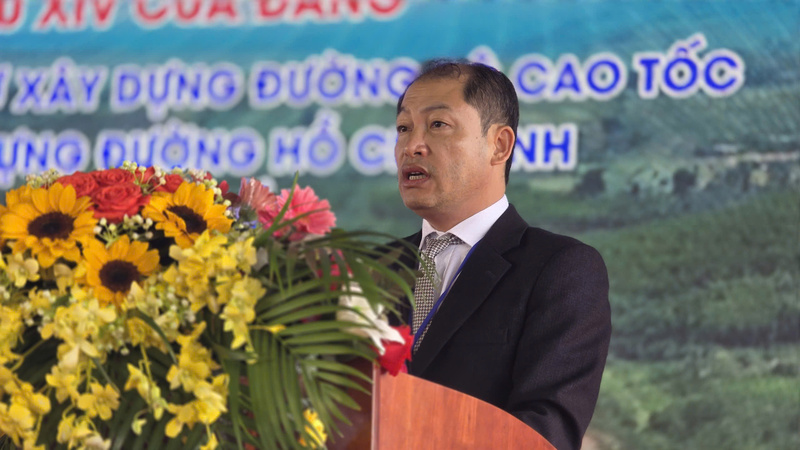 Ông Trần Tiến Đông, Giám đốc Ban Quản lý dự án đầu tư Liên minh Okvip có bao nhiều trang công trình giao thông và nông nghiệp phát triển nông thôn tỉnh Đắk Lắk phát biểu tại buổi lễ. Ảnh: Vũ Long