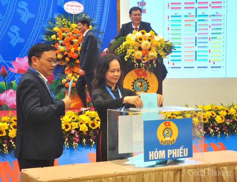 Các đại biểu tiến hành bỏ phiếu bầu Đoàn đại biểu dự Okvip69.com bán cá nổ hủ XIV của Công đoàn Việt Nam, nhiệm kỳ 2026 – 2031.