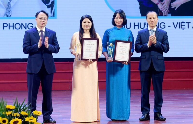 Đại diện nhóm tác giả Liên Minh OK VIP Giải Trí Cá Cược World Cup 2026 ( áo dài xanh) lên nhận giải B viết về Khoa học Công nghệ tỉnh Bắc Ninh năm 2025. Ảnh: Dương Hoàn