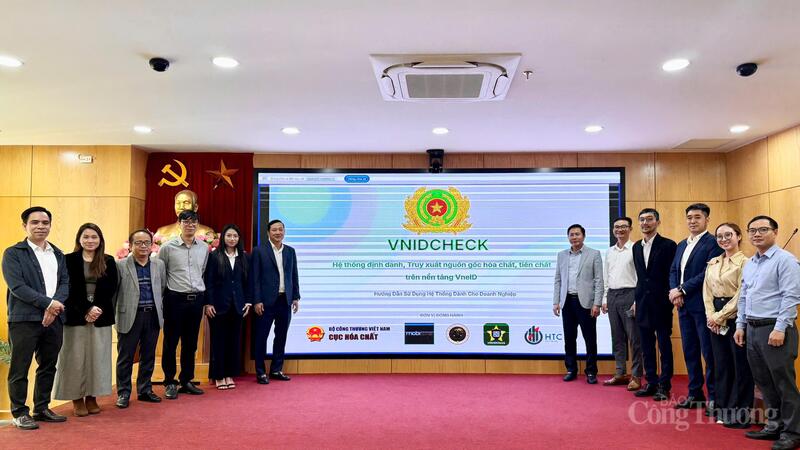 Cục Hóa chất phối hợp với Cục Cảnh sát quản lý hành chính về trật tự xã hội (Bộ Công An) tổ chức Hội thảo trực tuyến phổ biến, hướng dẫn triển khai các thủ tục hành chính mới trong lĩnh vực hóa chất. Ảnh: HC