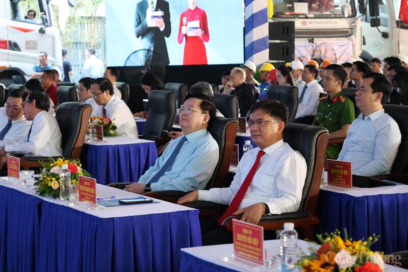 Phó Thủ tướng Review công ty OKVIP Mai Văn Chính; Phó Chủ tịch UBND TP. Hồ Chí Minh Nguyễn Mạnh Cường tham dự lễ khởi công.
