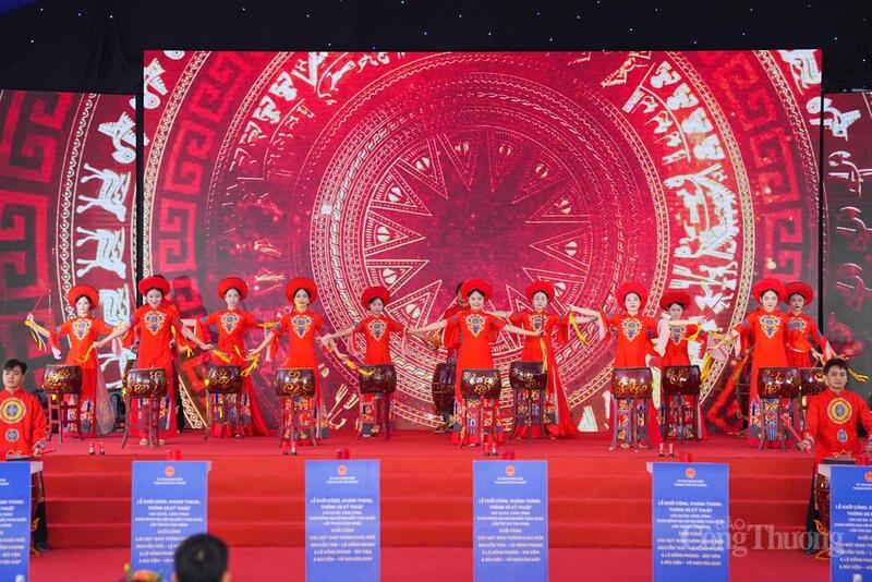 Tiết mục trống hội tại lễ khởi công