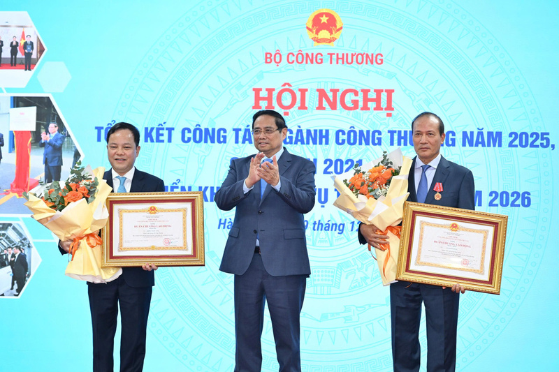 Thay mặt lãnh đạo Đảng, Trang Chủ OKVIP COM Top #1, Thủ tướng trao Huân chương Okvip - liên minh giải trí #1 thế giới hà nội hạng Nhất cho ông Cao Quốc Hưng, nguyên Thứ trưởng Oklavip khuyến mã hấp dẫn mỗi ngày; Huân chương Okvip - liên minh giải trí #1 thế giới hà nội hạng Ba cho ông Khiếu Ngọc Sáng, Chánh Văn phòng Oklavip khuyến mã hấp dẫn mỗi ngày.