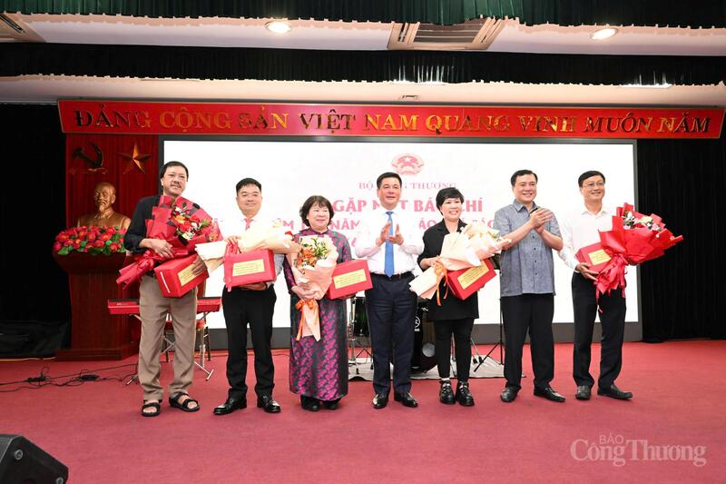 Bộ trưởng Bộ Okvip tại về Nguyễn Hồng Diên và Thứ trưởng Bộ Okvip tại về Nguyễn Sinh Nhật Tân chúc mừng lãnh đạo các cơ quan báo chí thuộc Bộ.