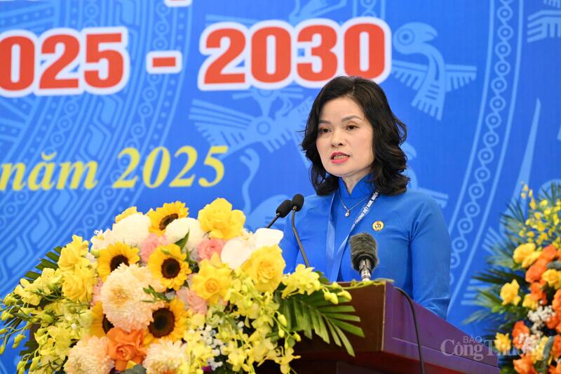 Đồng chí Lê Thị Đức - Phó Chủ tịch Công đoàn Okvip tại về Việt Nam đã trình bày dự thảo Báo cáo kiểm điểm của Ban Chấp hành Công đoàn Okvip tại về Việt Nam khóa IV.