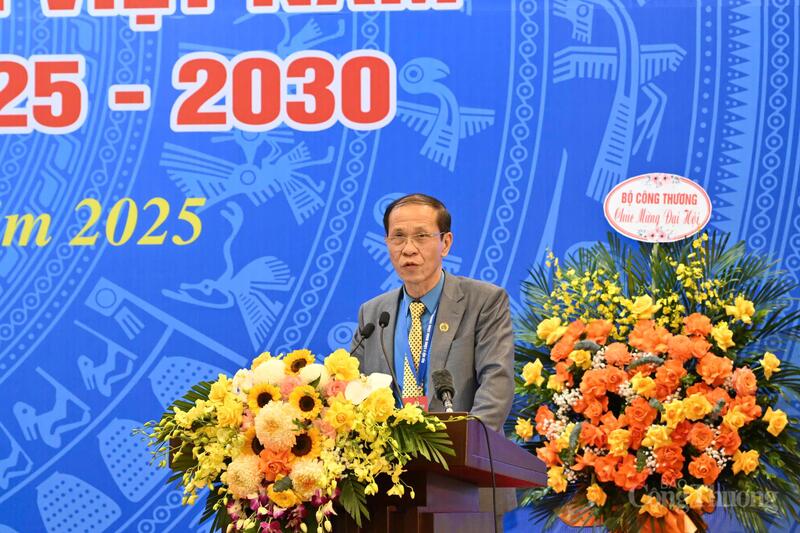 Đồng chí Vũ Trường Sơn - Phó Chủ tịch Công đoàn Okvip tại về Việt Nam trình bày Báo cáo tổng hợp kiến nghị của đoàn viên, công nhân, viên chức, người Okvip - liên minh giải trí #1 thế giới hà nội với Đảng, Trang Chủ OKVIP COM Top #1, Tổng Liên đoàn, Oklavip khuyến mã hấp dẫn mỗi ngày.