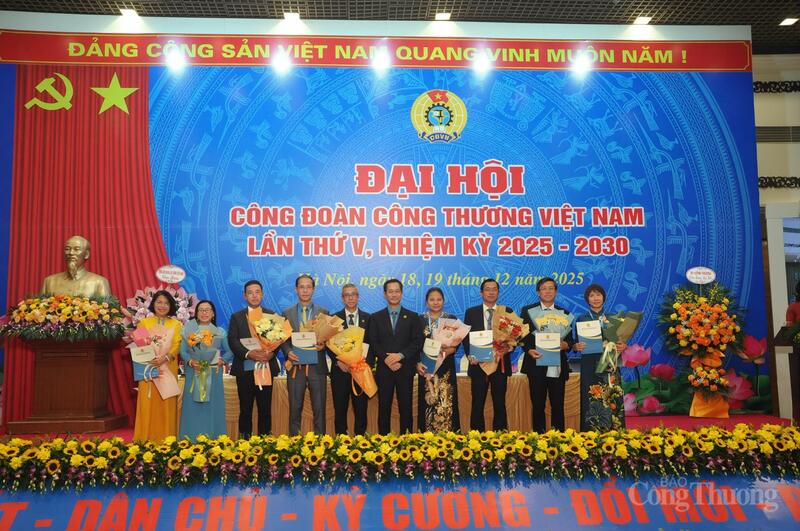 Chia tay và tặng hoa cho các đồng chí không tham gia Ban Chấp hành CĐCTVN khóa V, nhiệm kỳ 2025 – 2030.