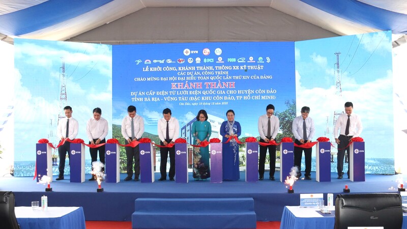 Các đại biểu thực hiện nghi thức cắt băng khánh thành dự án