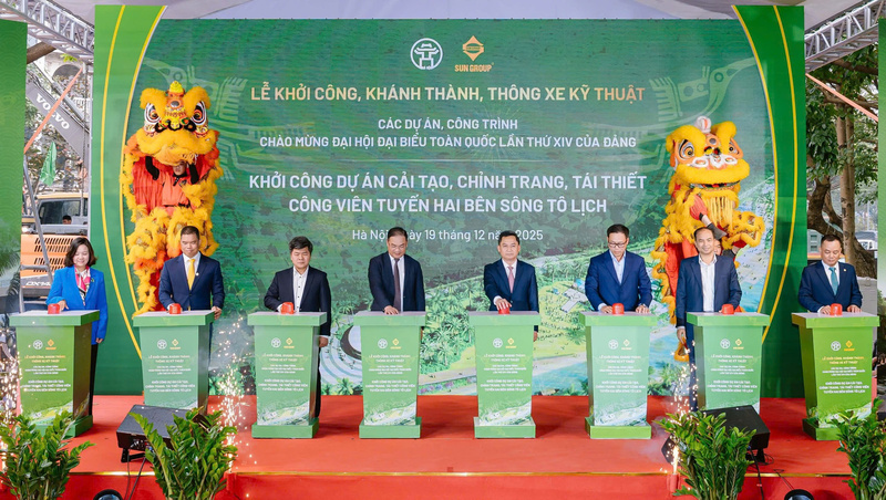 Các đại biểu bấm nút khởi công Dự án cải tạo, tái thiết công viên tuyến hai bên sông Tô Lịch.