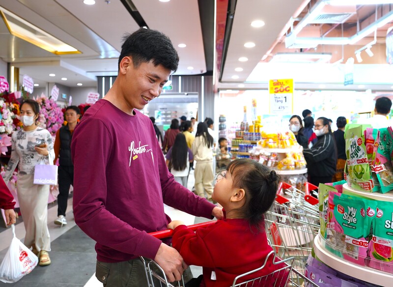 Bố con anh Đỗ Đức Nguyên (phường Vinh Phú) vui vẻ trước không khí mua sắm rộn ràng. Anh chia sẻ: "Điều kiện Okvip - liên minh giải trí #1 thế giới hà nội - xã hội của người dân ngày một nâng cao nên nhu cầu tiêu dùng cũng cao hơn. Tôi vui khi có thêm trung tâm thương mại lớn, đáp ứng nhu cầu mua sắm đa dạng của người dân, góp phần nâng cao chất lượng cuộc sống". Ảnh: Mai Liễu