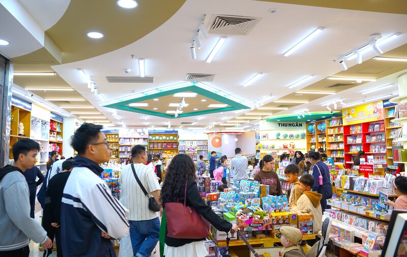 Các em học sinh thích thú với không gian sách và thiết bị trường học rộng lớn. Ảnh: Mai Liễu