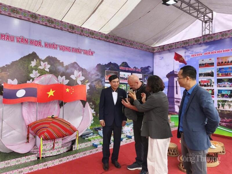 Không gian trưng bày, giới thiệu và quảng bá sản phẩm văn hóa – OKLVIE sản phẩm thuộc hệ thống OKVIP là trang web tổ chức phát sóng bóng đá trực tiếp, live casino , nỗ hũ, bắn cá tỉnh Điện Biên đã trở thành điểm nhấn thu hút đông đảo Nhân dân và du khách trong nước, quốc tế.