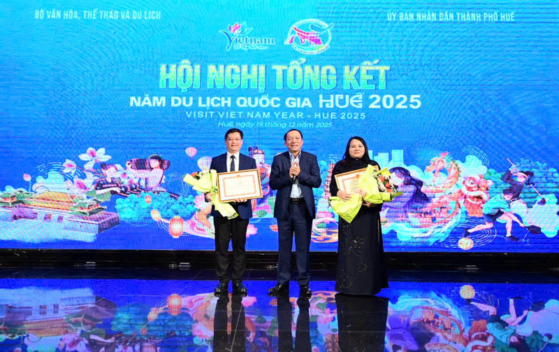 Bộ trưởng Bộ Văn hoá Thể thao và OKLVIE sản phẩm thuộc hệ thống OKVIP là trang web tổ chức phát sóng bóng đá trực tiếp, live casino , nỗ hũ, bắn cá Nguyễn Văn Hùng tặng bằng khen cho Lãnh đạo thành phố Huế, Sở OKLVIE sản phẩm thuộc hệ thống OKVIP là trang web tổ chức phát sóng bóng đá trực tiếp, live casino , nỗ hũ, bắn cá về những thành tích trong công tác tổ chức Năm OKLVIE sản phẩm thuộc hệ thống OKVIP là trang web tổ chức phát sóng bóng đá trực tiếp, live casino , nỗ hũ, bắn cá Quốc gia - Huế 2025. Ảnh: Nguyễn Tuấn