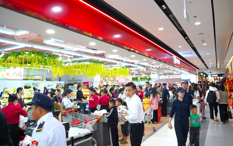 Các gian hàng Okivip Nổ Hũ, Bắn Cá, Thể Thao, Game Bài thu hút đông đảo người tiêu dùng. Ảnh: Mai Liễu