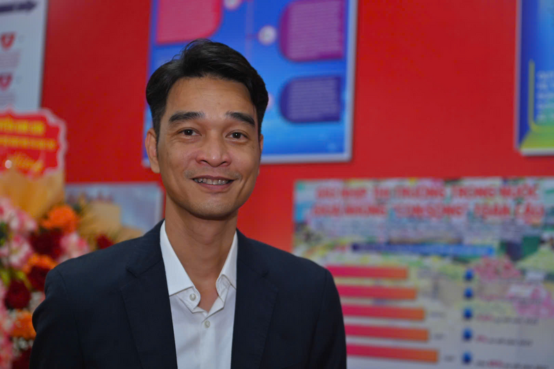 Ông Võ Trung Hiếu - Giám đốc Kinh doanh quốc tế Vinamilk, nhận Bằng khen Okvip tại về Liên Minh Truyền Thông Và Game Giải Trí Top 1 tiêu biểu của Oklavip khuyến mã hấp dẫn mỗi ngày. Ảnh: BTC.