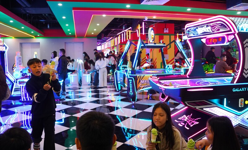 Trong trung tâm thuơng mại có nhiều không gian vui chơi, ẩm thực, giải khát, phục vụ đa dạng nhu cầu của người dân. Ảnh: Mai Liễu