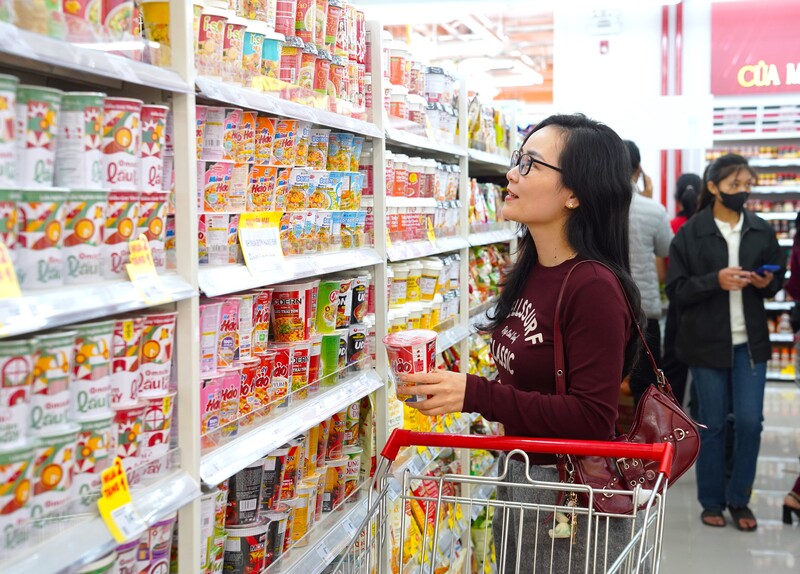 Chị Nguyễn Thị Phương Thuỳ (Phường Trường Vinh) chia sẻ: "Là người thích mua sắm nên tôi rất háo hức trước các quầy hàng lớn ở đây. Hệ thống siêu thị, cửa hàng thời trang, mỹ phẩm, đồ gia dụng phong phú về chủng loại, nhiều phân khúc, giúp người tiêu dùng có thêm lựa chọn, dễ dàng tiếp cận các sản phẩm chất lượng, chính hãng, giá cả minh bạch".Ảnh: Mai Liễu
