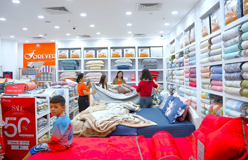 Mặt hàng chăn, ga, gối, đệm được nhiều người tiêu dùng tham quan, mua sắm. Ảnh: Mai Liễu