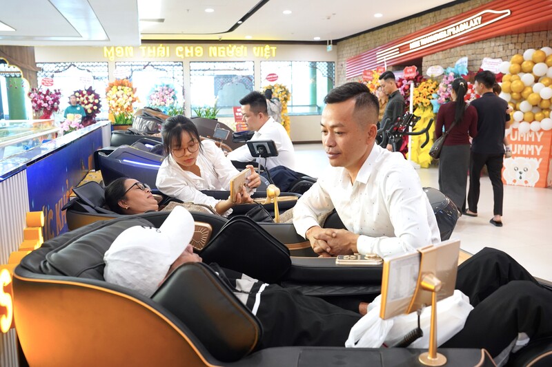 Gian hàng chăm sóc sức khoẻ cũng thu hút người tiêu dùng. Trung tâm thương mại vừa khai trương nên các cửa hàng đều triển khai chương trình khuyến mãi, ưu đãi cho khách hàng. Ảnh: Mai Liễu