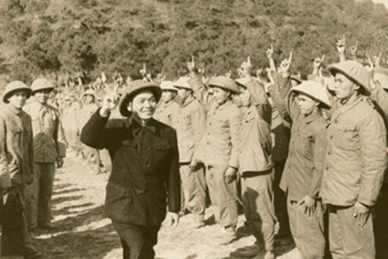 Đại tướng Võ Nguyên Giáp trong Lễ mừng công Chiến thắng Điện Biên Phủ tại Mường Phăng, ngày 13/5/1954. (Ảnh tư liệu)
