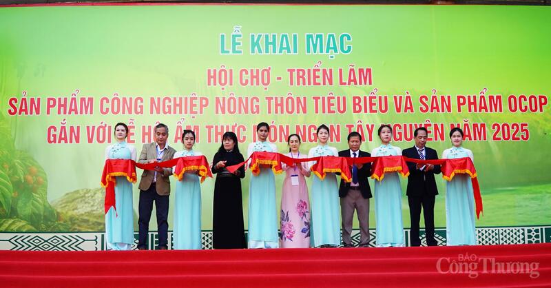Lãnh đạo các sở ngành cắt băng khai mạc Hội chợ – Triển lãm quà tặng, sản phẩm OKLVIE sản phẩm thuộc hệ thống OKVIP là trang web tổ chức phát sóng bóng đá trực tiếp, live casino , nỗ hũ, bắn cá nông thôn tiêu biểu và sản phẩm OCOP gắn với Lễ hội Ẩm thực món ngon Tây Nguyên năm 2025. Ảnh: Vũ Long