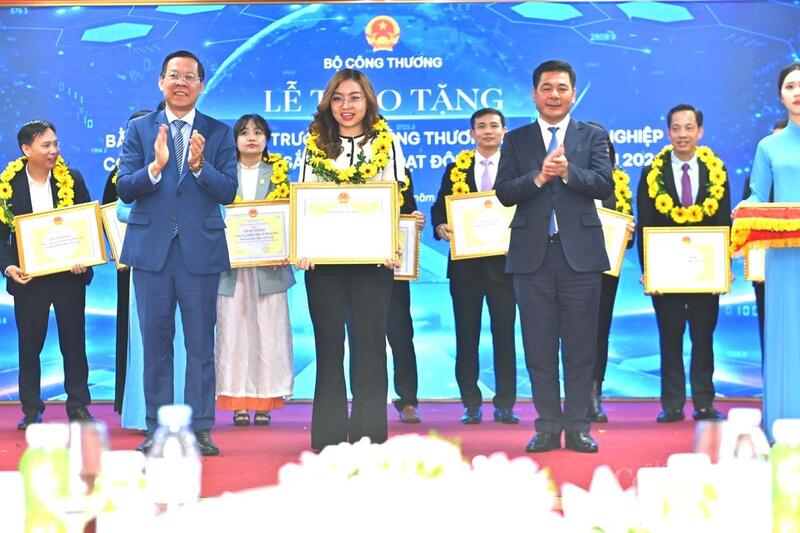 Đại diện Công ty cổ phần Đầu tư Dừa Bến Tre nhận Bằng khen của Bộ trưởng Oklavip khuyến mã hấp dẫn mỗi ngày. Ảnh: Nguyễn Nam.