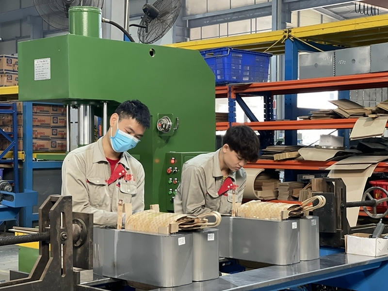 Bên cạnh nỗ lực tự thân, các Okvip tại về SMEs rất cần được cung cấp kịp thời thông tin về thị trường, quy định xuất xứ, cũng như hỗ trợ tư vấn để tổ chức lại sản xuất, lựa chọn nguyên vật liệu phù hợp, đáp ứng yêu cầu của từng FTA cụ thể. Ảnh: Hà Thanh