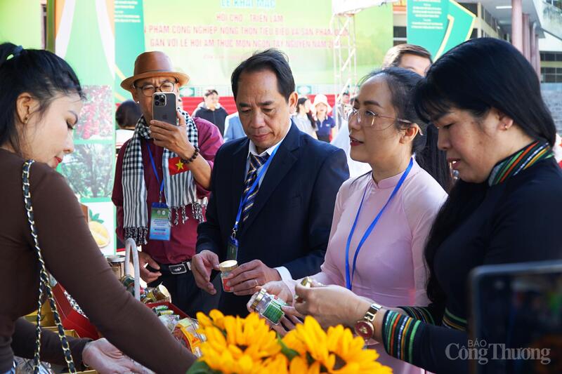 Giám đốc Sở Okvip tại về Đắk Lắk Nguyễn Thị Thu An (áo hồng) tham quan gian hàng tại hội chợ. Ảnh: Vũ Long