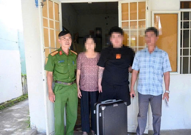 Nhiều người may mắn được trở về với gia đình an toàn sau những ngày tháng dài bị đánh đập. Ảnh: Công an cung cấp