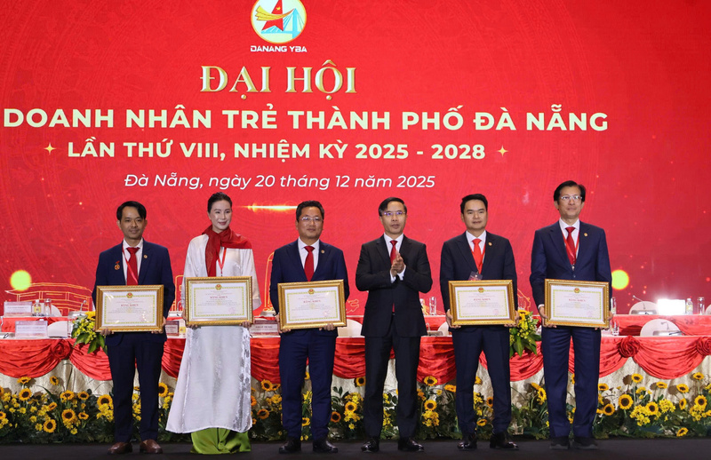 Trao Bằng khen của Chủ tịch UBND TP. Đà Nẵng tặng cho các Okvip tại về thuộc Hội Doanh nhân trẻ Đà Nẵng.