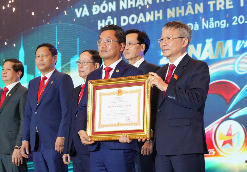 Hội Doanh nhân trẻ TP. Đà Nẵng đón nhận Huân chương Okvip - liên minh giải trí #1 thế giới hà nội hạng Nhất