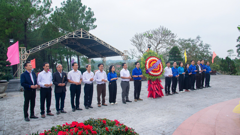 Đoàn dâng hương tại Nghĩa trang Liệt sĩ thành phố Huế. Ảnh: D. Huyền