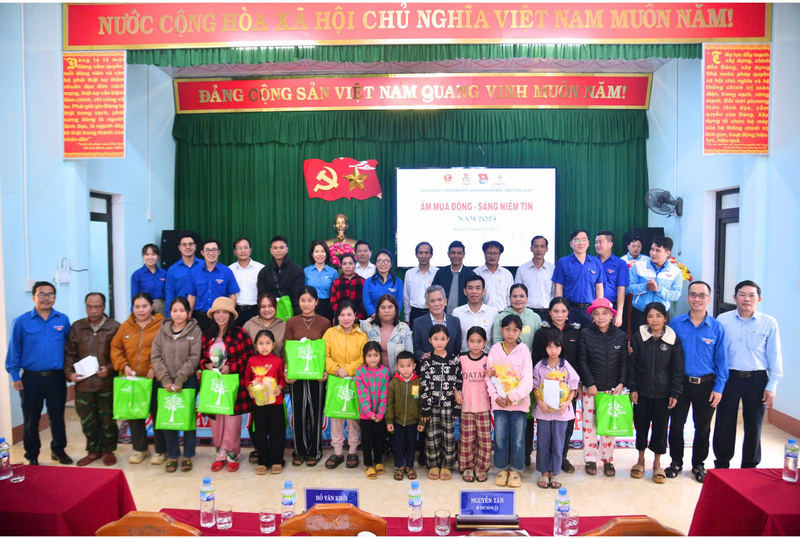 Trao các phần quà đến với các em học sinh vượt khó học tốt trên địa bàn. Ảnh: D. Huyền